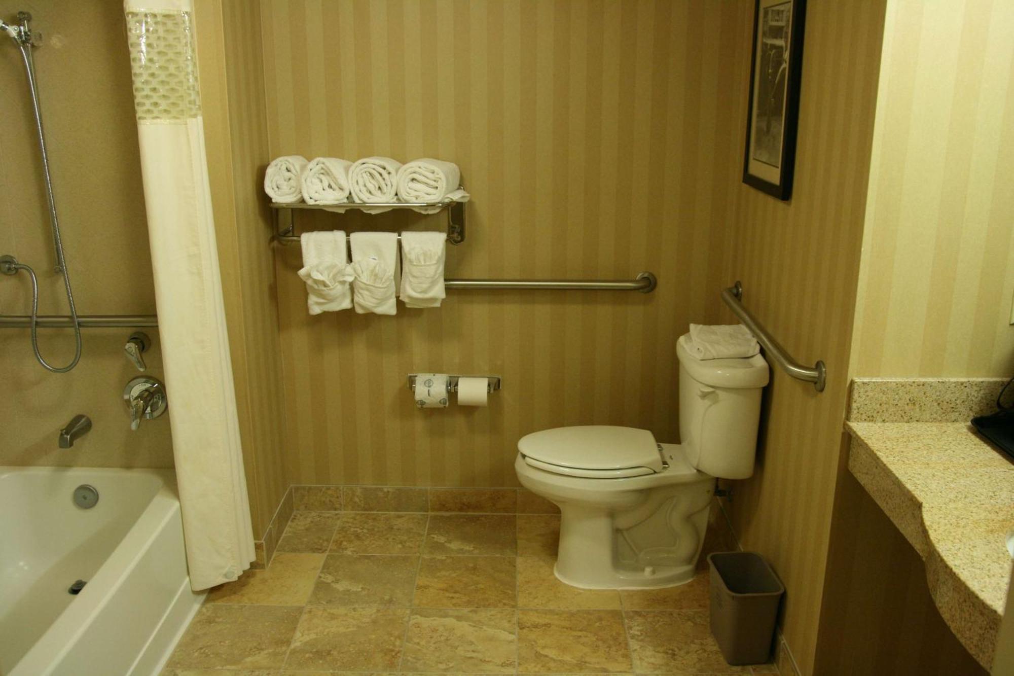 Hampton Inn&suites Providence Park/airport 3* Mobile